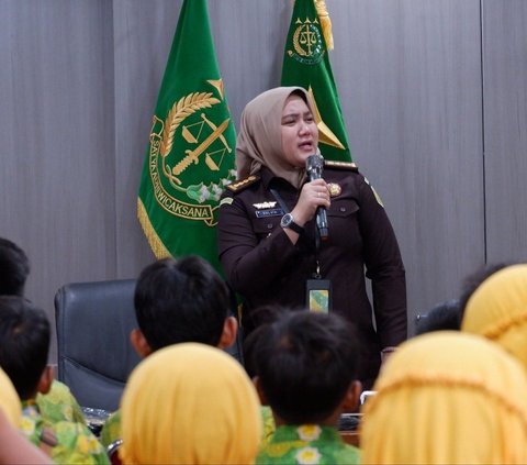 Puspenkum Kejagung Kenalkan Kejaksaan Sejak Dini kepada 70 murid SD Islam Al-Akbar Mojokerto yang sedang mengikuti kegiatan Tour de Jakarta pada Selasa, 7 Januari 2024