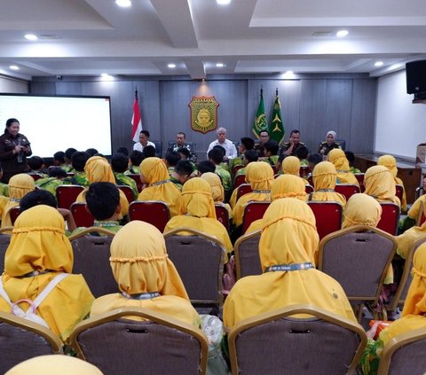 Puspenkum Kejagung Kenalkan Kejaksaan Sejak Dini kepada 70 murid SD Islam Al-Akbar Mojokerto yang sedang mengikuti kegiatan Tour de Jakarta pada Selasa, 7 Januari 2024