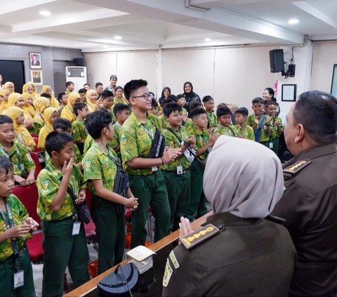 Puspenkum Kejagung Kenalkan Kejaksaan Sejak Dini kepada 70 murid SD Islam Al-Akbar Mojokerto yang sedang mengikuti kegiatan Tour de Jakarta pada Selasa, 7 Januari 2024