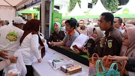 Masyarakat dan pegawai Kejaksaan meramaikan Bazar Ramadan 2025 pada Rabu, 19 Maret 2025