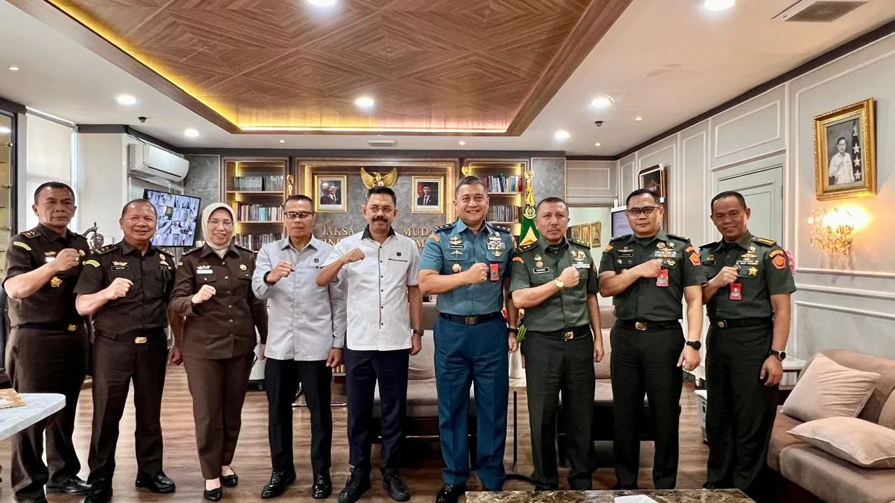 JAM-Pidum Prof Asep Nana Mulyana dan Kepala Babinkum TNI, Laksamana Muda TNI Kresno Buntoro, S.H., LL.M., Ph.D, saat kunjungan kehormatan ke kantor JAM-Pidum Kejagung, Kamis, 6 Maret 2025